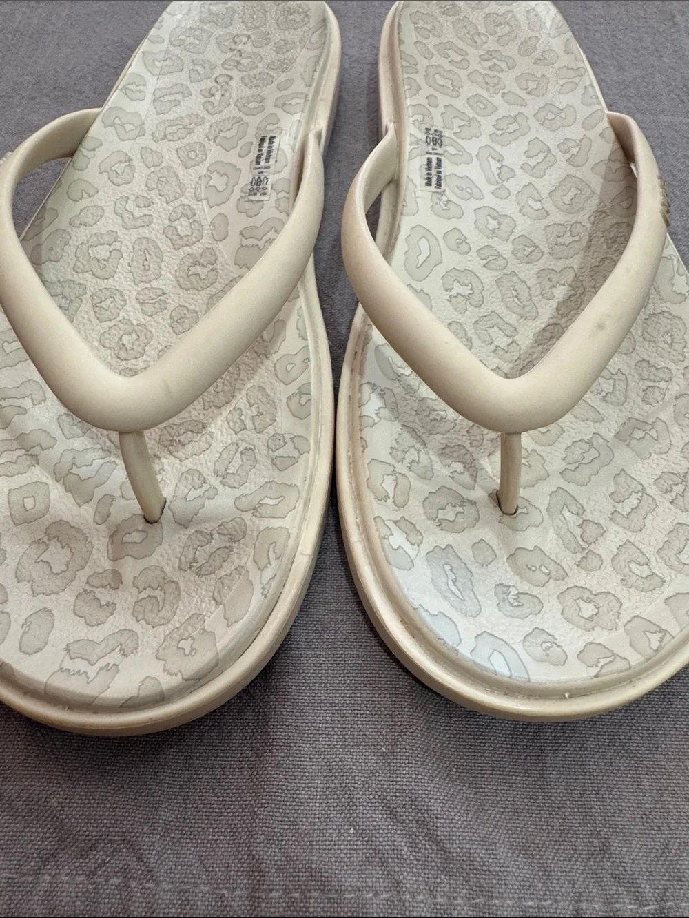 CROCS Women’s Flip Flop Sandals - Cream Leopard Print~6W EUC